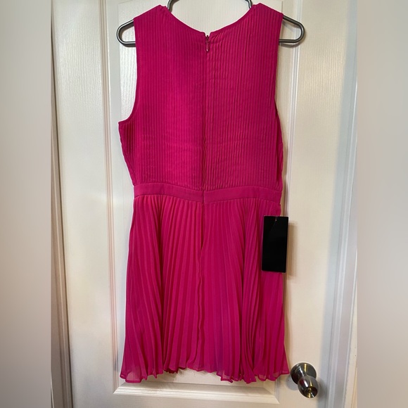 NWT bebe pleated chiffon type material pink dress size 10 - Picture 6 of 6